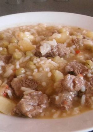 Una foto de Guiso de carne y arroz