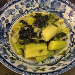 A picture of Leek and wakame with miso.