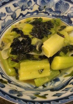A picture of Leek and wakame with miso.