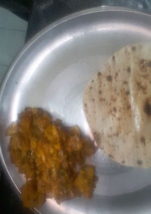 A picture of Masala Ghobi with Roti.