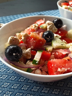 Una foto de Horiatiki salata o ensalada griega como nosotros la conocemos