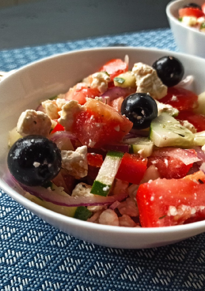 Una foto de Horiatiki salata o ensalada griega como nosotros la conocemos