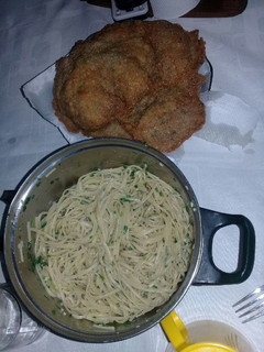 Una foto de Milanesa de carne, con fideos alpesto