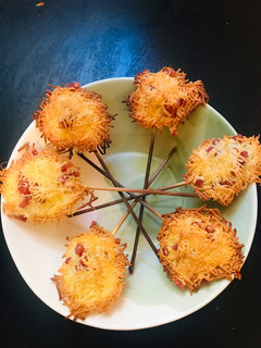 Una foto de Snack Piruletas de Queso y jamón