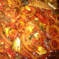 A picture of Blended pepper sauce with ice fish.