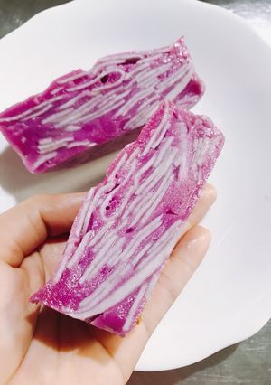 A picture of Taro and Butterfly Pea Leaf Steamed Cake.