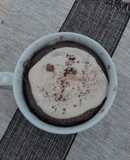 Tortita esponjosa sin azúcar con crema moka en 3 minutos al microondas