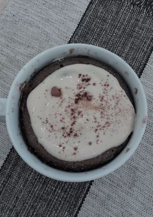 Una foto de Tortita esponjosa sin azúcar con crema moka en 3 minutos al microondas