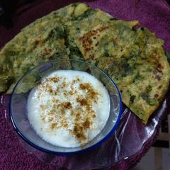 A picture of Bathua aloo paratha.