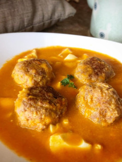 Una foto de Albóndigas de pavo y avena en caldo (receta rica en proteína y baja en grasa)