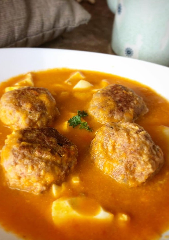Una foto de Albóndigas de pavo y avena en caldo (receta rica en proteína y baja en grasa)