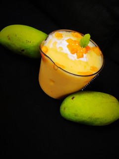 मैंगो मिल्क शेक स्मूथी (Mango milkshake smoothie recipe in Hindi) रेसिपी मुख्य फोटो