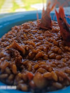 Una foto de Arroz meloso con gambas rojas y sepia