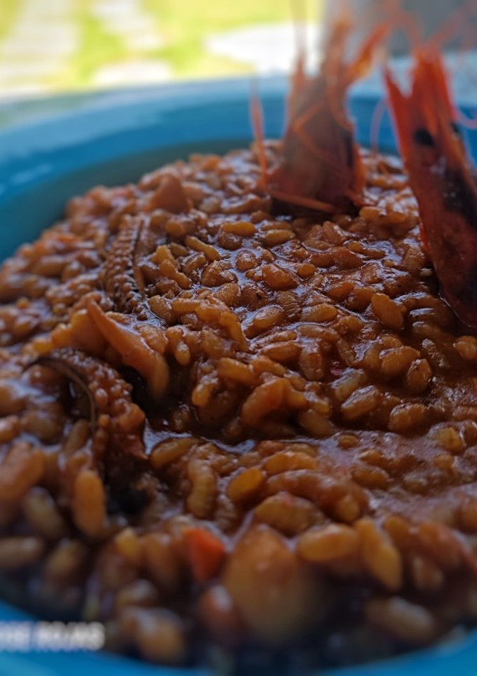 Una foto de Arroz meloso con gambas rojas y sepia