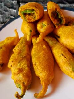 મિર્ચી વડા રાજસ્થાન ફેમસ (Mirchi Vada Rajastha Famous Recipe In Gujarati) રેસીપી મુખ્ય ફોટો