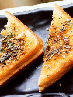 इन्स्टंट गार्लिक ब्रेड (instant garlic bread recipe in marathi) रेसिपी चे मुख्य फोटो