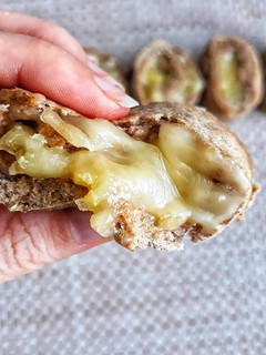 Una foto de 🧀 Rollitos de pan de ajo y queso vegano🧀