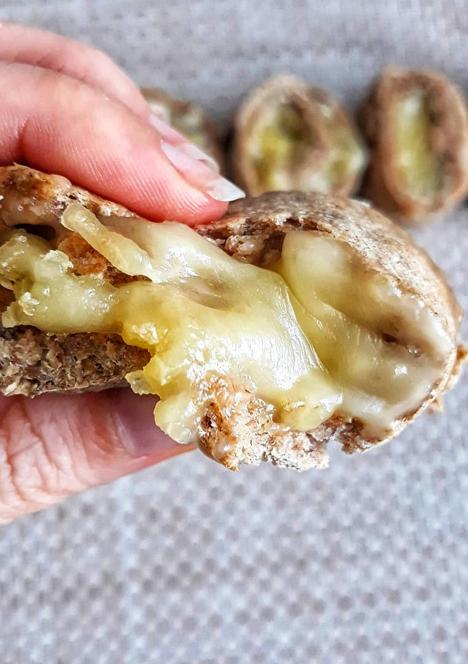 Una foto de 🧀 Rollitos de pan de ajo y queso vegano🧀