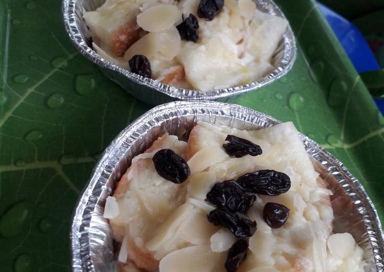 Puding Roti with plum, cheese and almond toppinggg