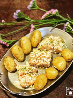Una foto de Salmón con patatas baby