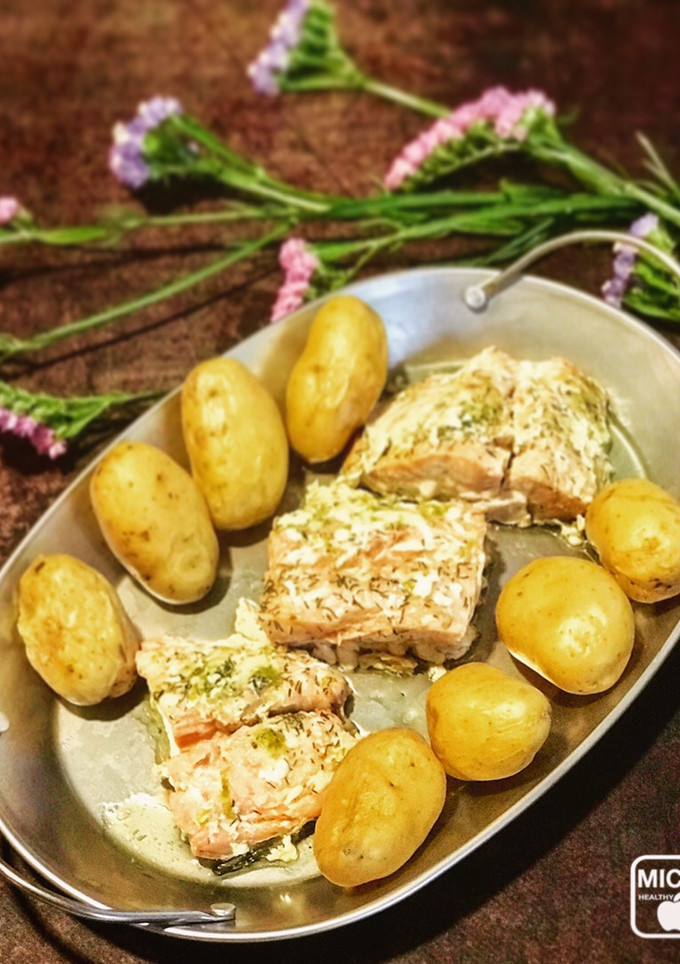 Una foto de Salmón con patatas baby