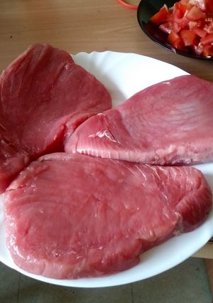 Una foto de Lomo de atún curtido en limón y Maggi, con cebolla morada