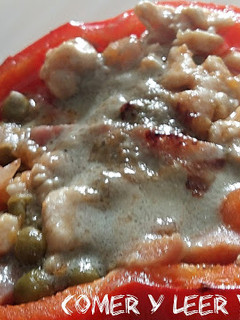 Una foto de Pimientos rojos rellenos de pollo, bacon y verduras (asados)