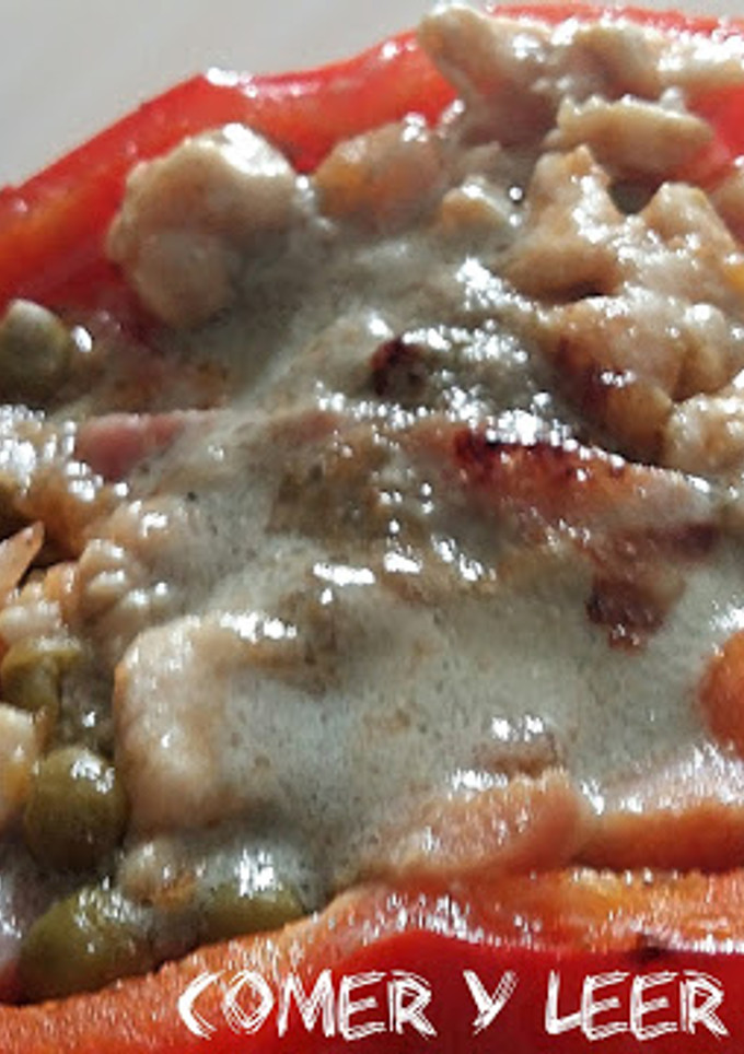 Una foto de Pimientos rojos rellenos de pollo, bacon y verduras (asados)