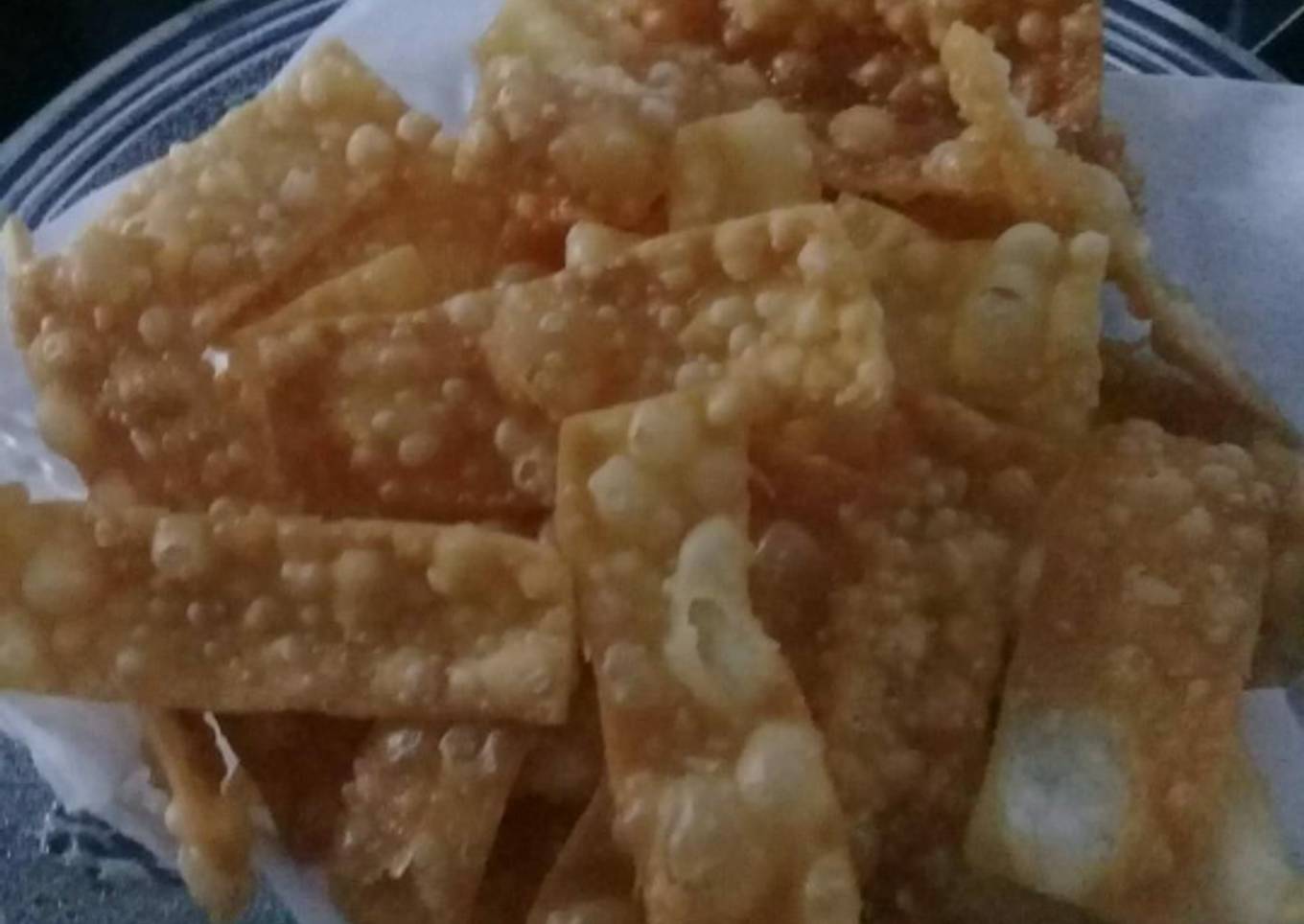 Kripik pangsit gurih.