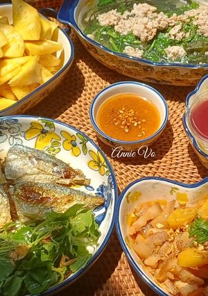 Hình của món Bữa cơm nhà với nhiều món ăn ngon.