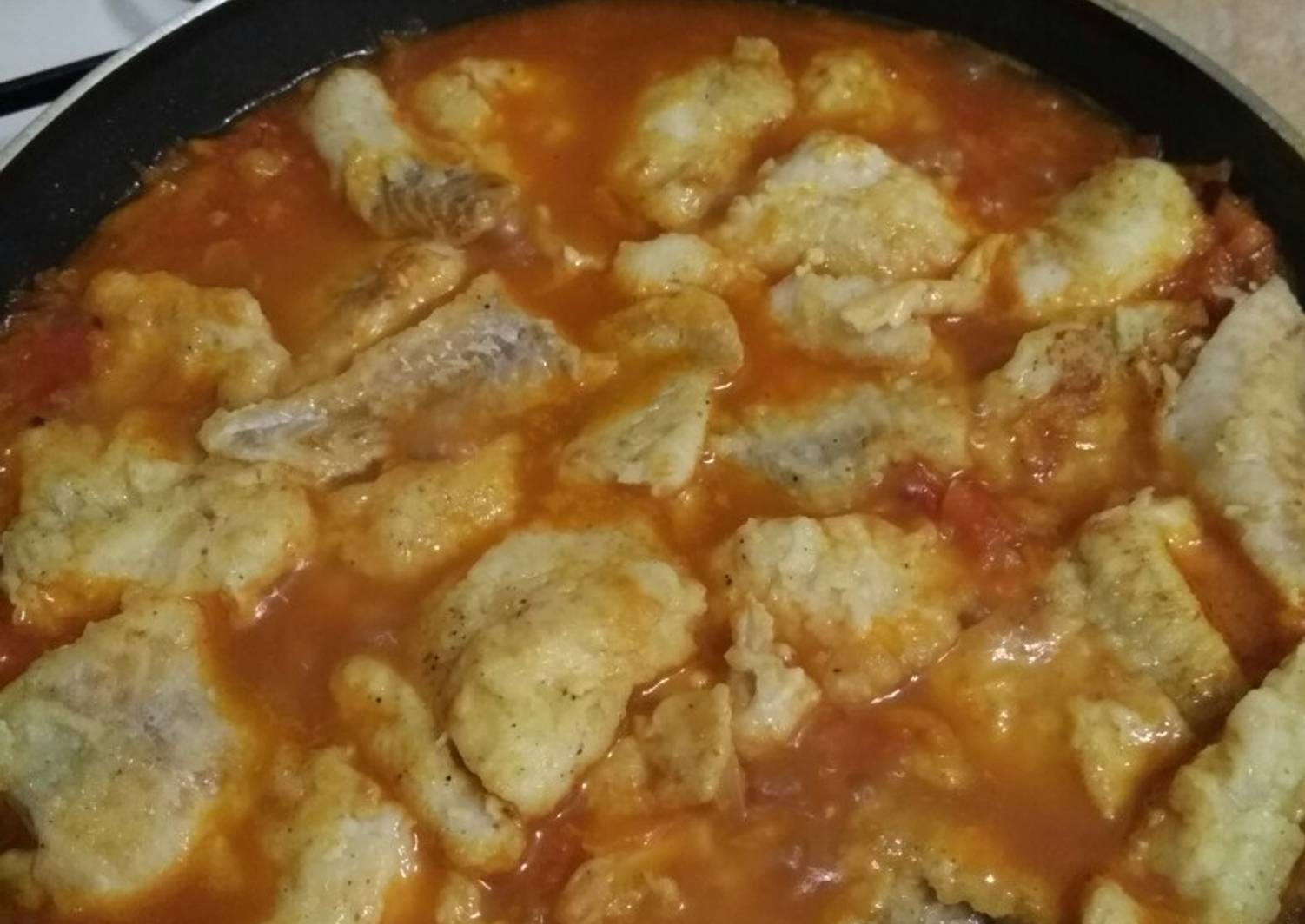 Рыба тушеная с луковой шелухой