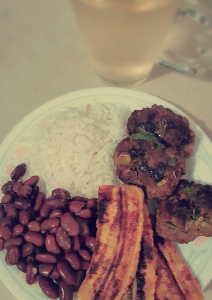 Una foto de Tortitas de carne molida con cebollino