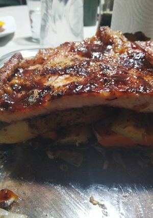 Una foto de Montado de Matambrito de cerdo a la barbacoa en verduras rústica