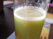 Una foto de kiwi y manzana