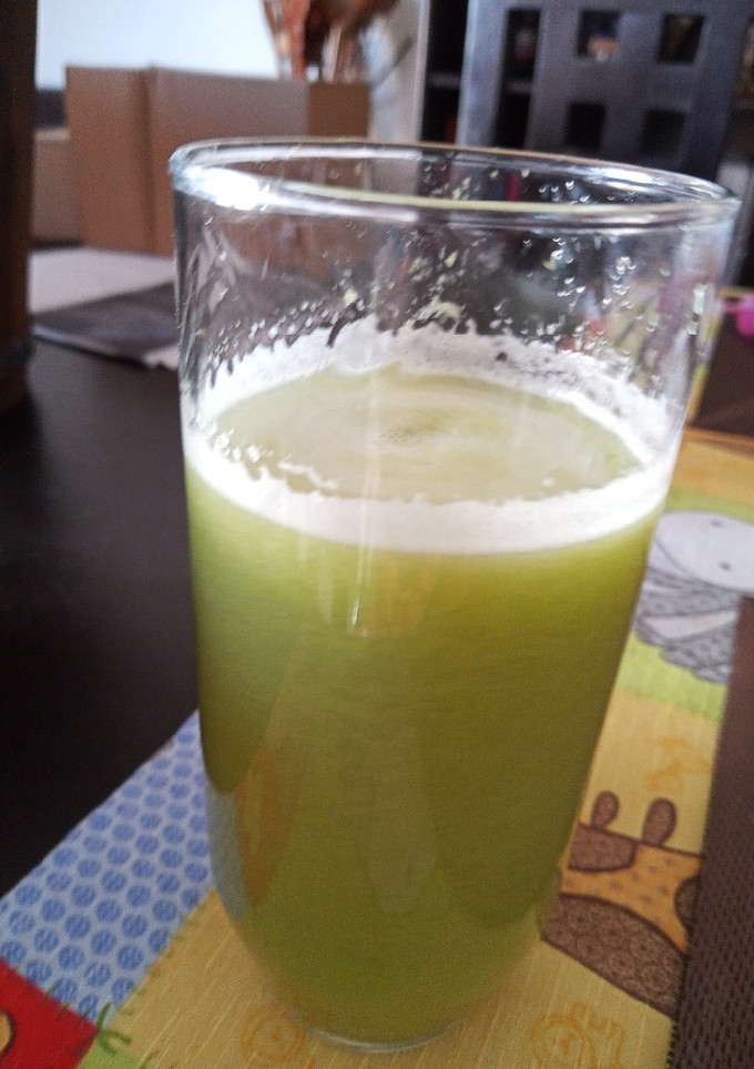 Una foto de Jugo de chayote, kiwi, manzana y apio 🍈🌱🍸