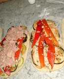Sándwich de atún y de pollo con verduras asadas en pan de pizza