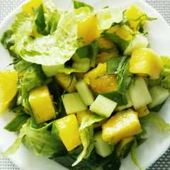 Una foto de Ensalada de Piña, Espinaca y Lechuga