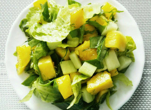 Una foto de Ensalada de Piña, Espinaca y Lechuga