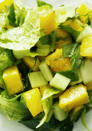 Una foto de Ensalada de Piña, Espinaca y Lechuga