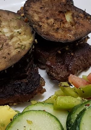 Una foto de Lomo con berenjenas asadas