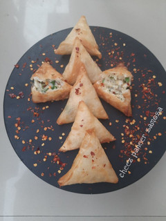 ચીઝ પનીર સમોસા.(cheese Paneer samosa recipe in Gujarati.) રેસીપી મુખ્ય ફોટો