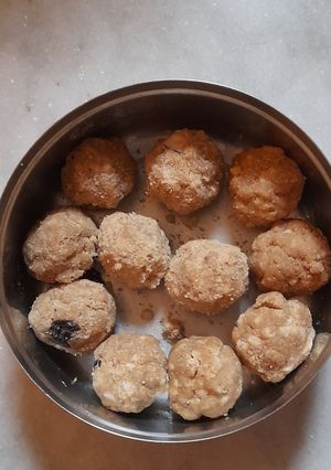 A picture of Gond Laddu.