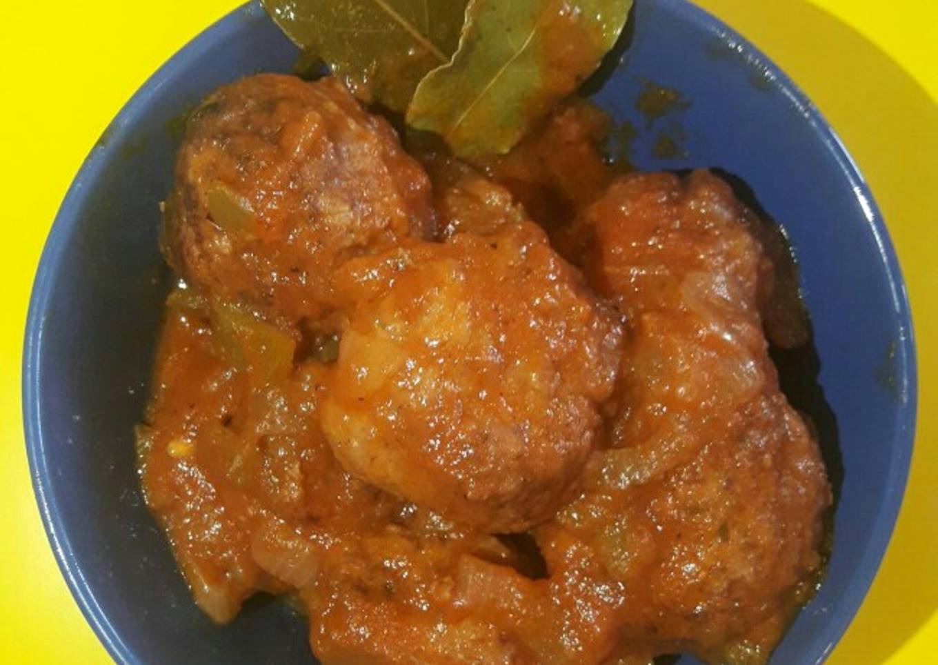 Albóndigas con salsa de tomate y pimientos