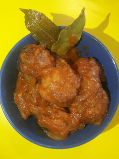 Una foto de Albóndigas con salsa de tomate y pimientos