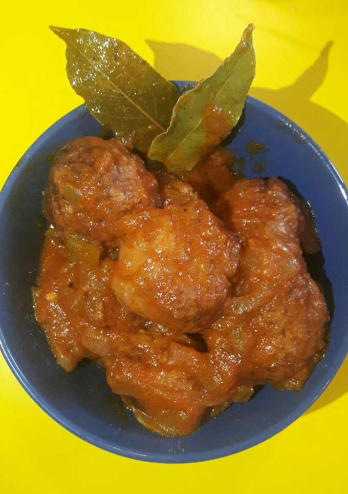 Una foto de Albóndigas con salsa de tomate y pimientos