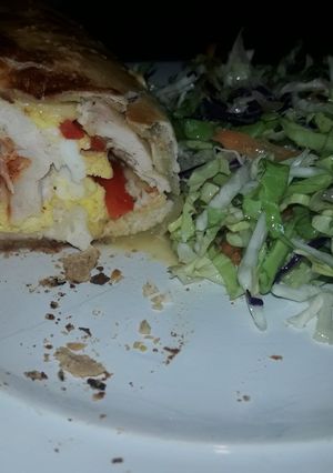 Una foto de Arrollado de pollo con ensalada