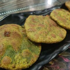 A picture of Bathua Aloo Ki Kachori.