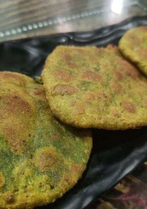 A picture of Bathua Aloo Ki Kachori.