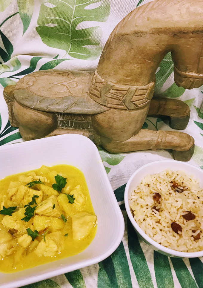 Una foto de Pollo al curry con piña y leche de coco