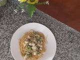 Fideos con salsa de pollo y brócoli